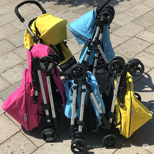 Aqui está uma imagem de carrinhos de bebé compactos:



Vários carrinhos de bebé compactos, dobrados e desdobrados, em cores alegres. Mobilidade Prática
